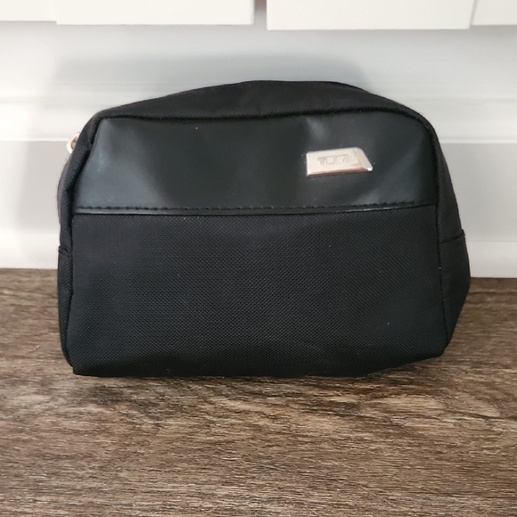 Tumi Small Black Cosmetic Or Toiletry Bag for Men - Picture 1 of 5